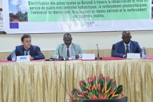 Presentazione : a partire da sinistra, Rappresentante di ICU in Burundi, Assistente del ministro dell’Energia e delle Mine, Direttore Generale dell’Agenzia Burundese dell’Elettrificazione Rurale (ABER) 